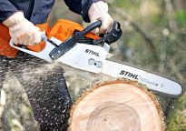 Pilarka spalinowa STIHL MS 271 ułatwia przygotowanie drewna opałowego na sezon grzewczy.
